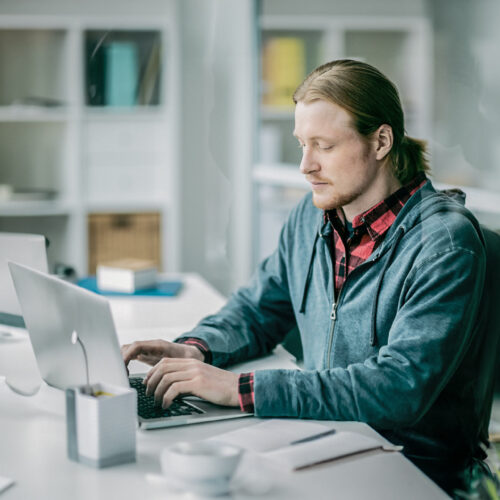 Mand arbejder på E-Learning på sin computer.