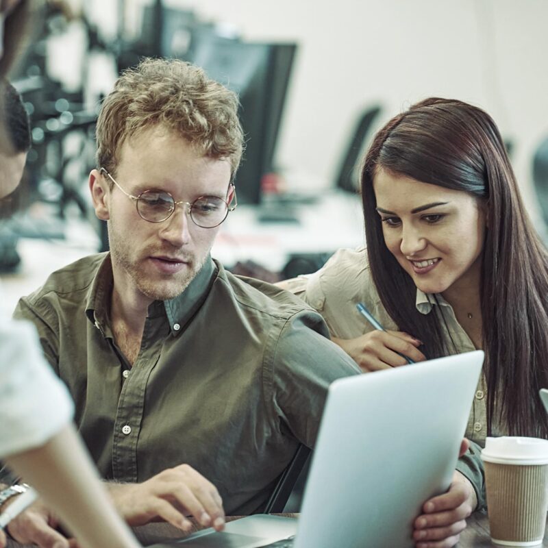 Unge professionelle tager e-learning kursus