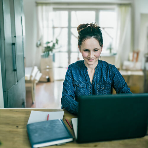 Kvinde arbejder på godt E-learning kursus.