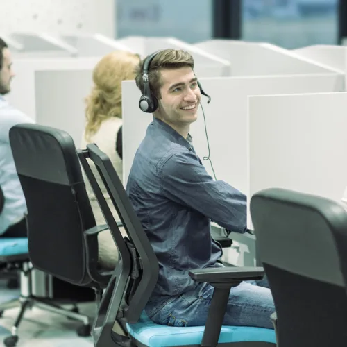 E-Learning Kursus om salgstræning. Ung mandlig sælger, der smiler.