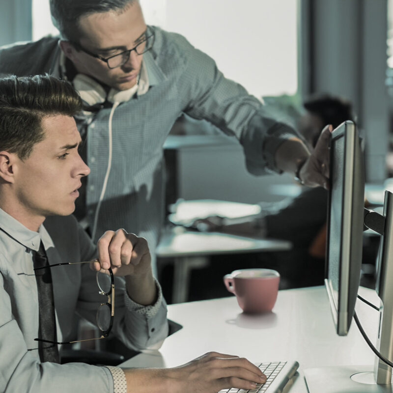Blogpost om IT-Sikkerhed. Kolleger arbejder med IT-sikkerhed på computer.