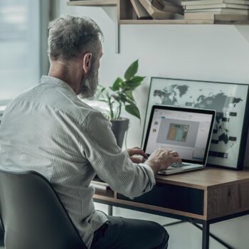 Blogpost om Articulate Storyline. Man sidder på hjemmekontor og arbejder.