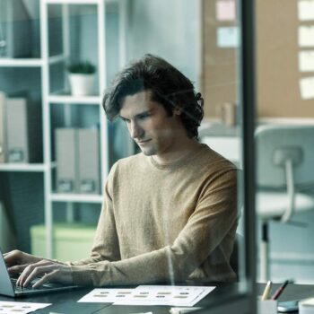 Blogpost om Articulate Storyline. Mand arbejder ved computer.