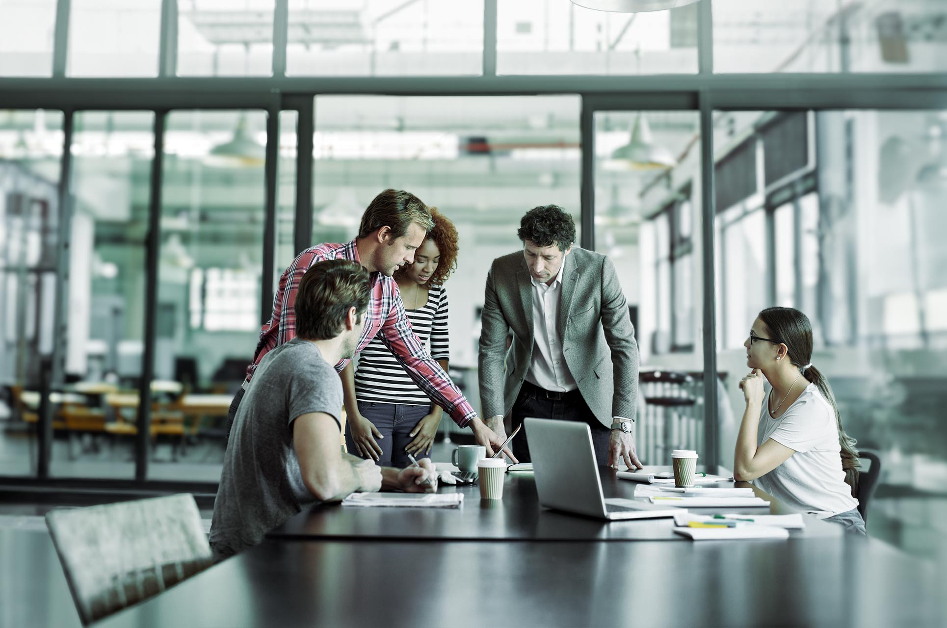 Blog post about Articulate Rise. Meeting in the modern office.