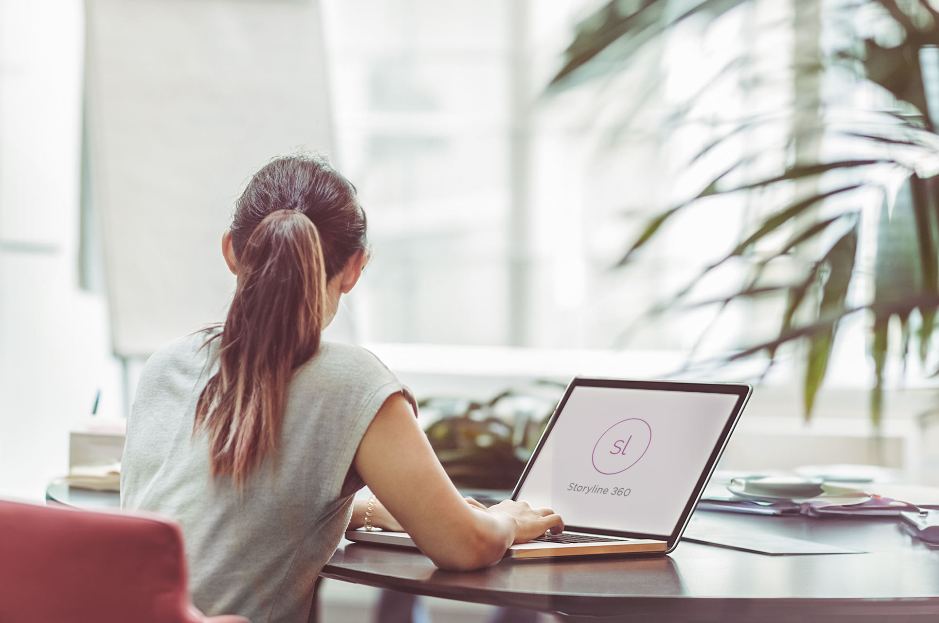 Blogpost om Articulate Storyline. Pige sidder ved computer og tager kursus