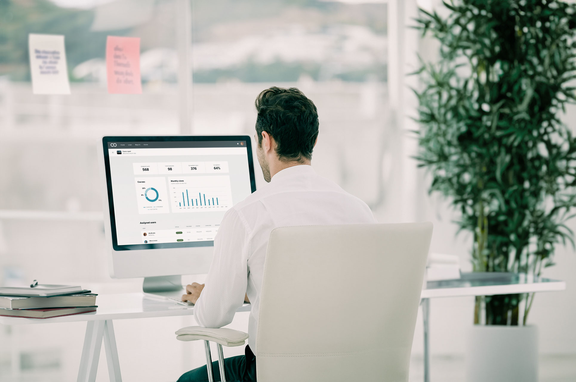 Blogpost: Hvad er et LMS? Mand sidder ved computer.