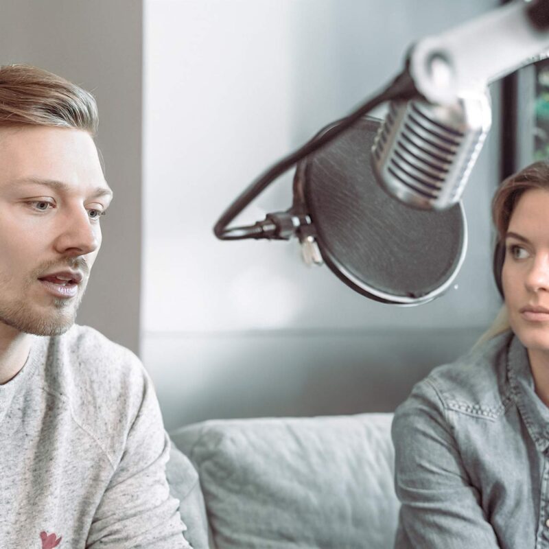 Blogpost om IT-sikkerhed. Mand og kvinde producerer podcast.