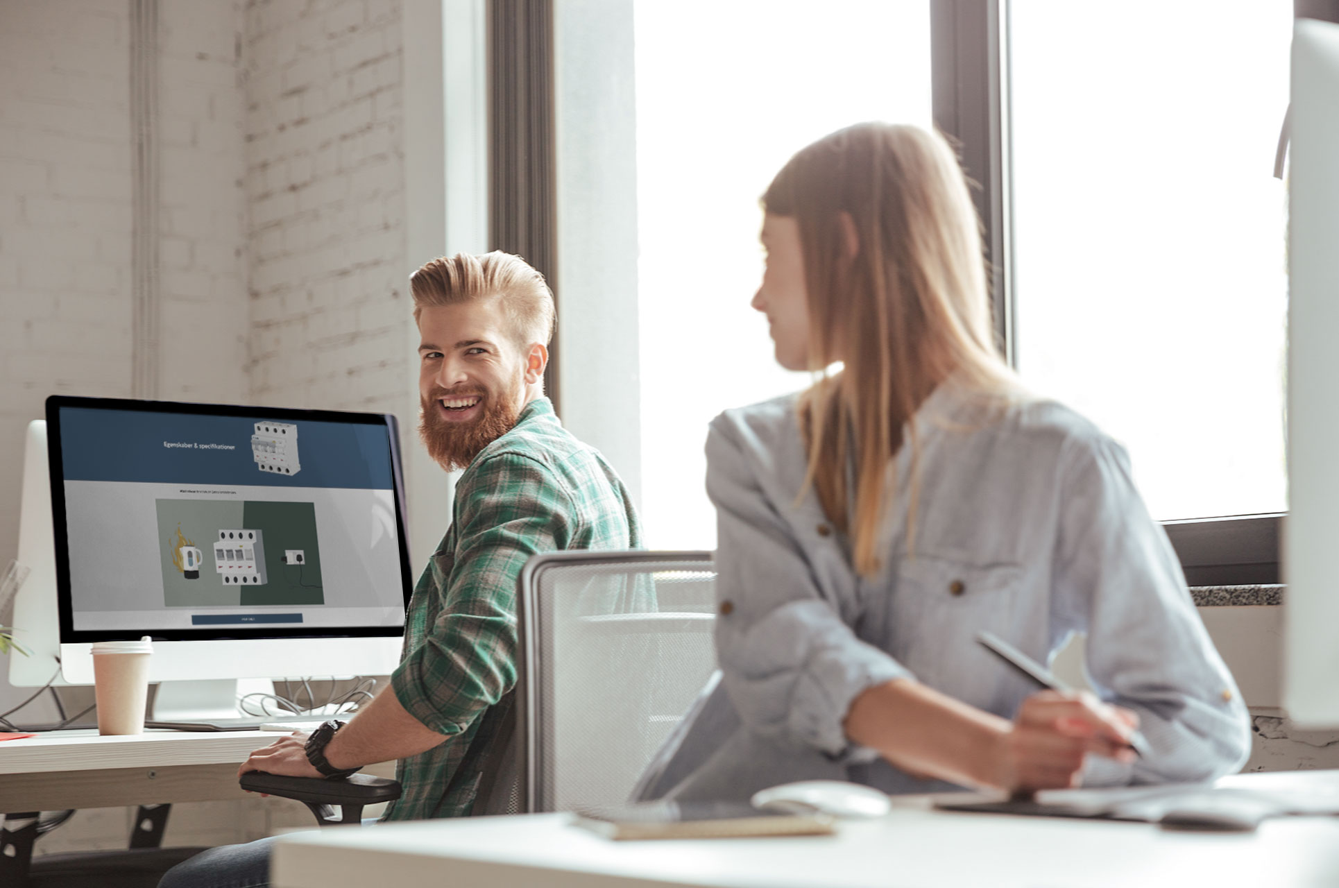 E-Learning som produkttræning. Glad mand og kvinde arbejder på produkt.