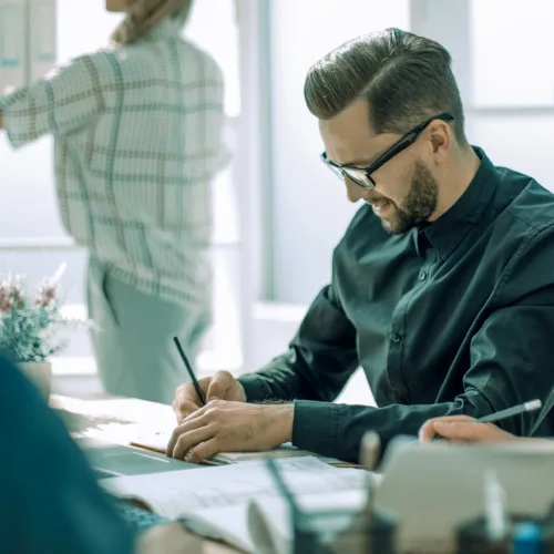 Online kursus om lederudvikling. Møde på kontor.