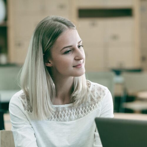 E-Learning kursus om Enneagrammet. Unge kvinder tager kurset sammen.