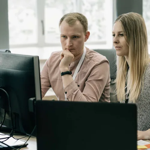 Online kursus om IT-sikkerhed. Mand og kvinde kigger på computer.