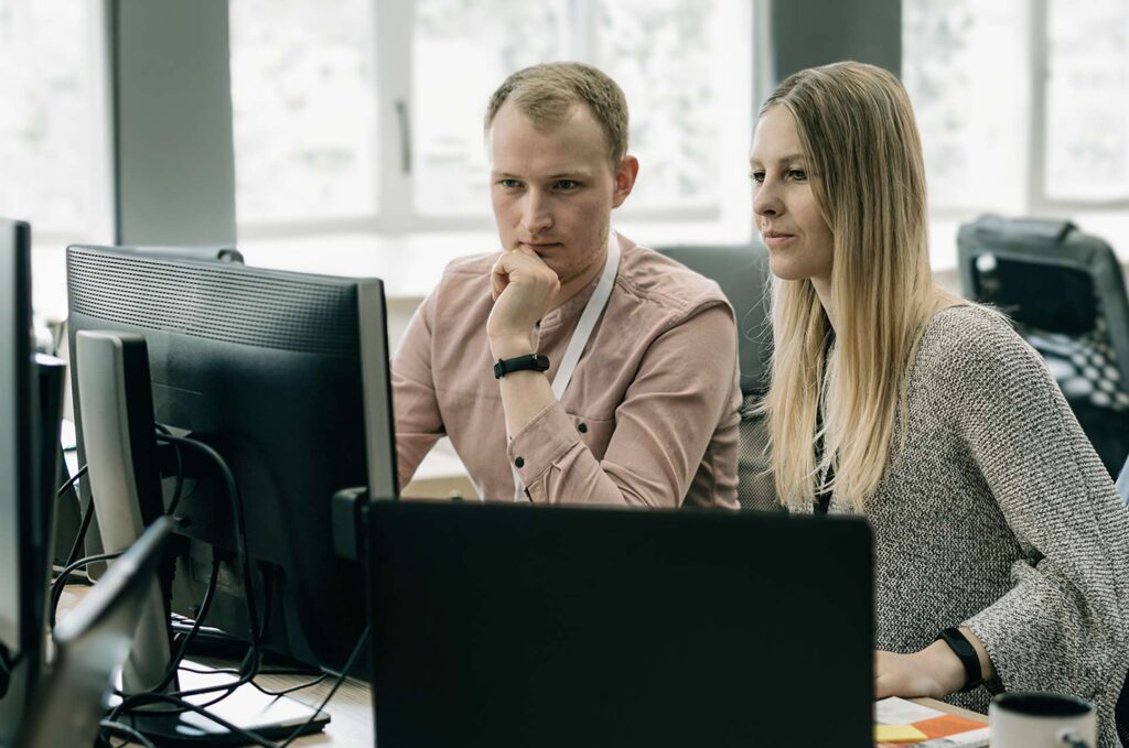Online kursus om IT-sikkerhed. Mand og kvinde kigger på computer.