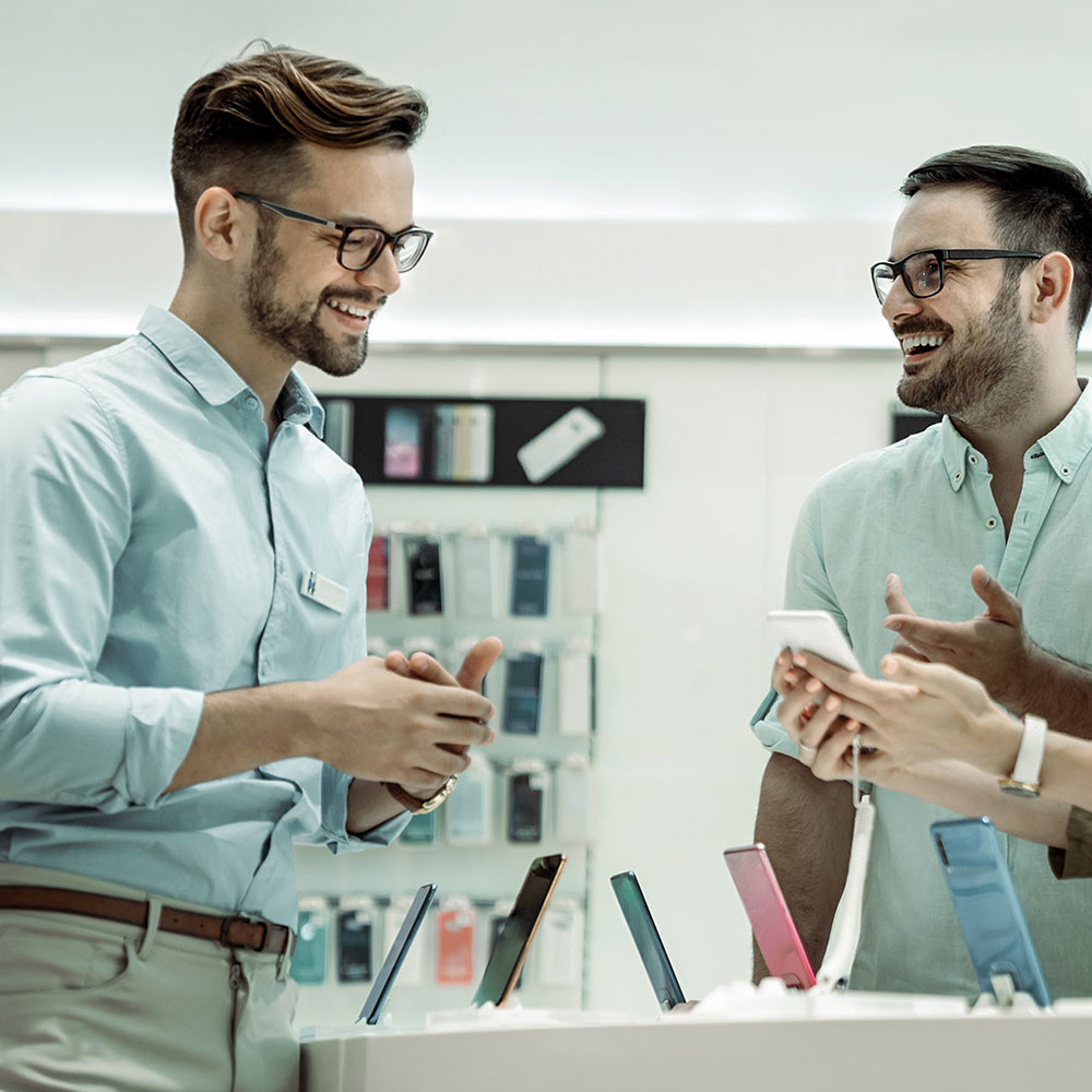 Samtale mellem personer omkring smartphones