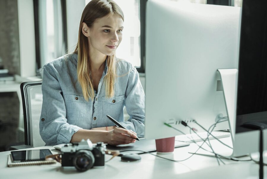 Ung kvinde, der tager et E-Learning kursus