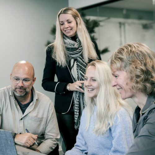 Medarbjdere, der sidder sammen og benytter E-learning